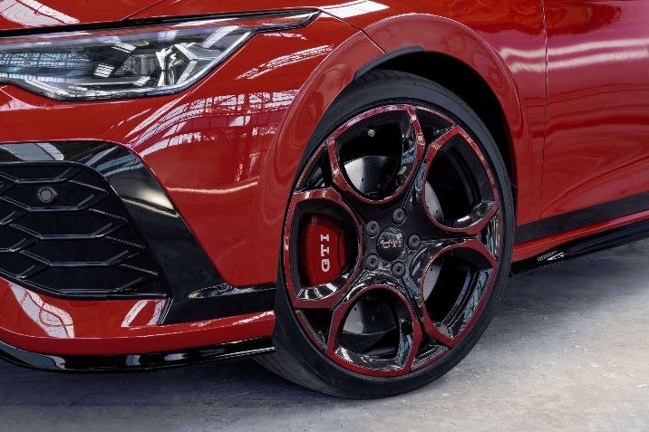 A%2019%20colos%20Queenstown%20k%F6nny%u0171f%E9m%20ker%E9kt%E1rcs%E1k%20piros%20lakkbevonattal%20k%FCl%F6n%F6sen%20felt%u0171n%u0151ek.%20